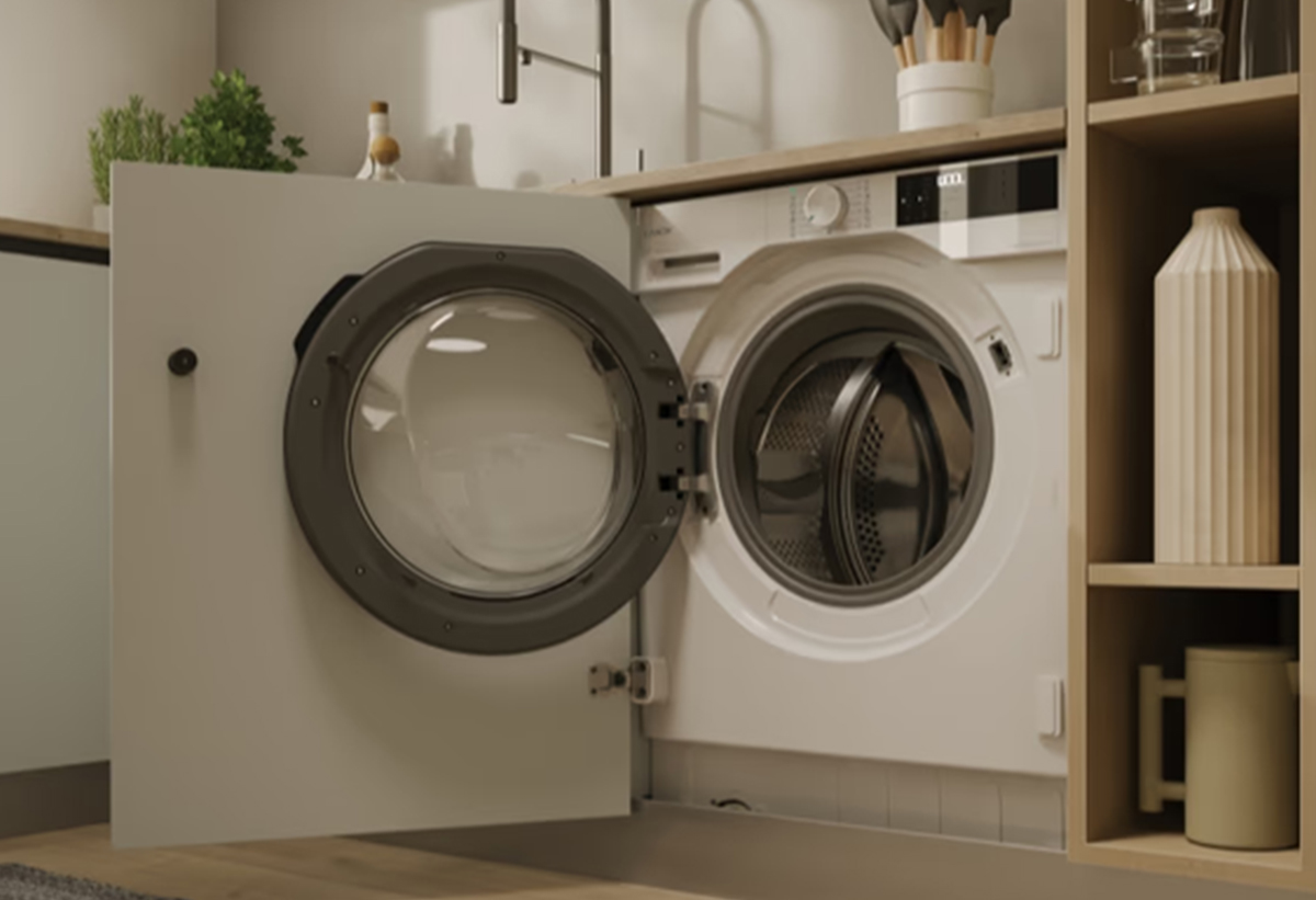 Απεικονίζεται το πλυντήριο ανοιχτό και εγκατεστημένο σε κουζίνα.